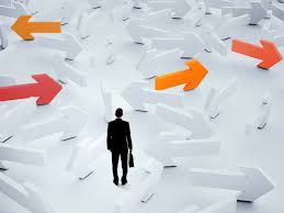 Взрослый мужчина в пальто идет по улице, образуя сеть с другими людьми.